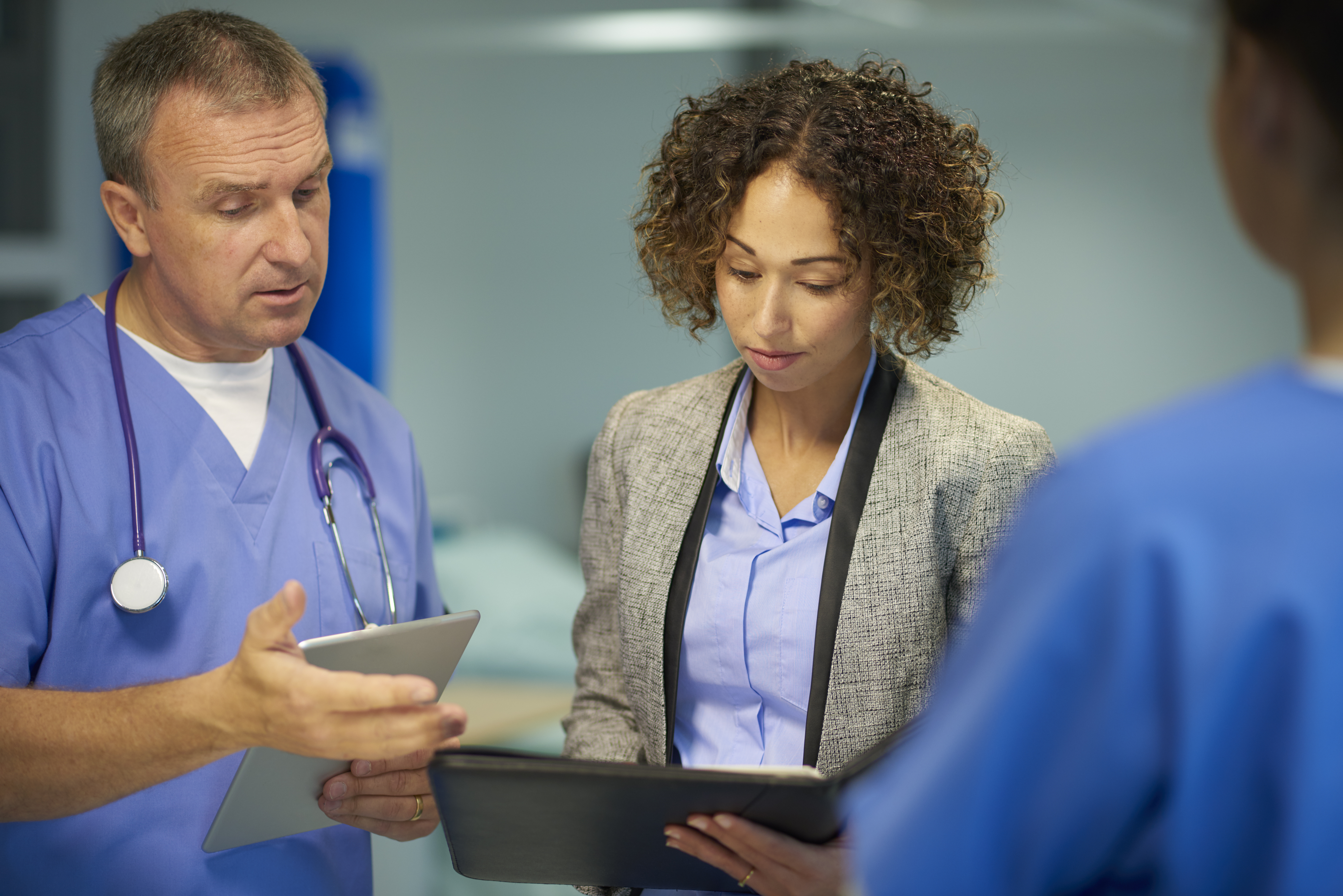 2 people having a conversation in a hospital