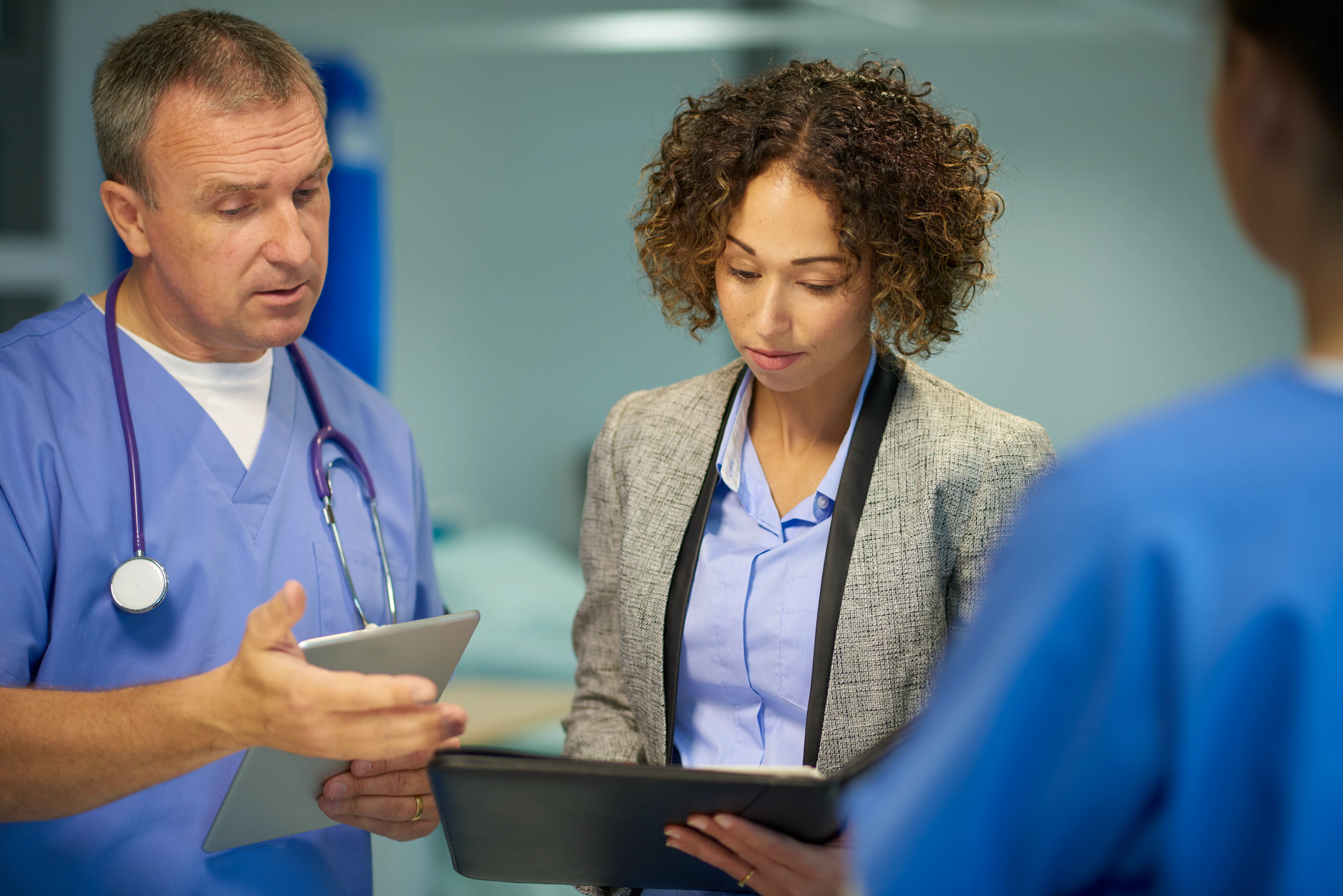 2 people having a conversation in a hospital
